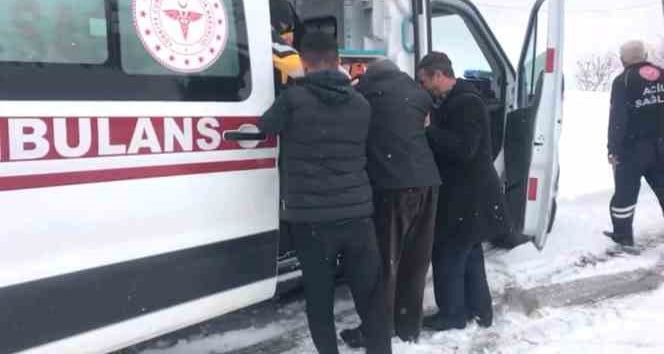 Siirt'te Kar Nedeniyle Yollar Kapandı, 70 Yaşındaki Hasta İçin Ekipler Seferber Oldu