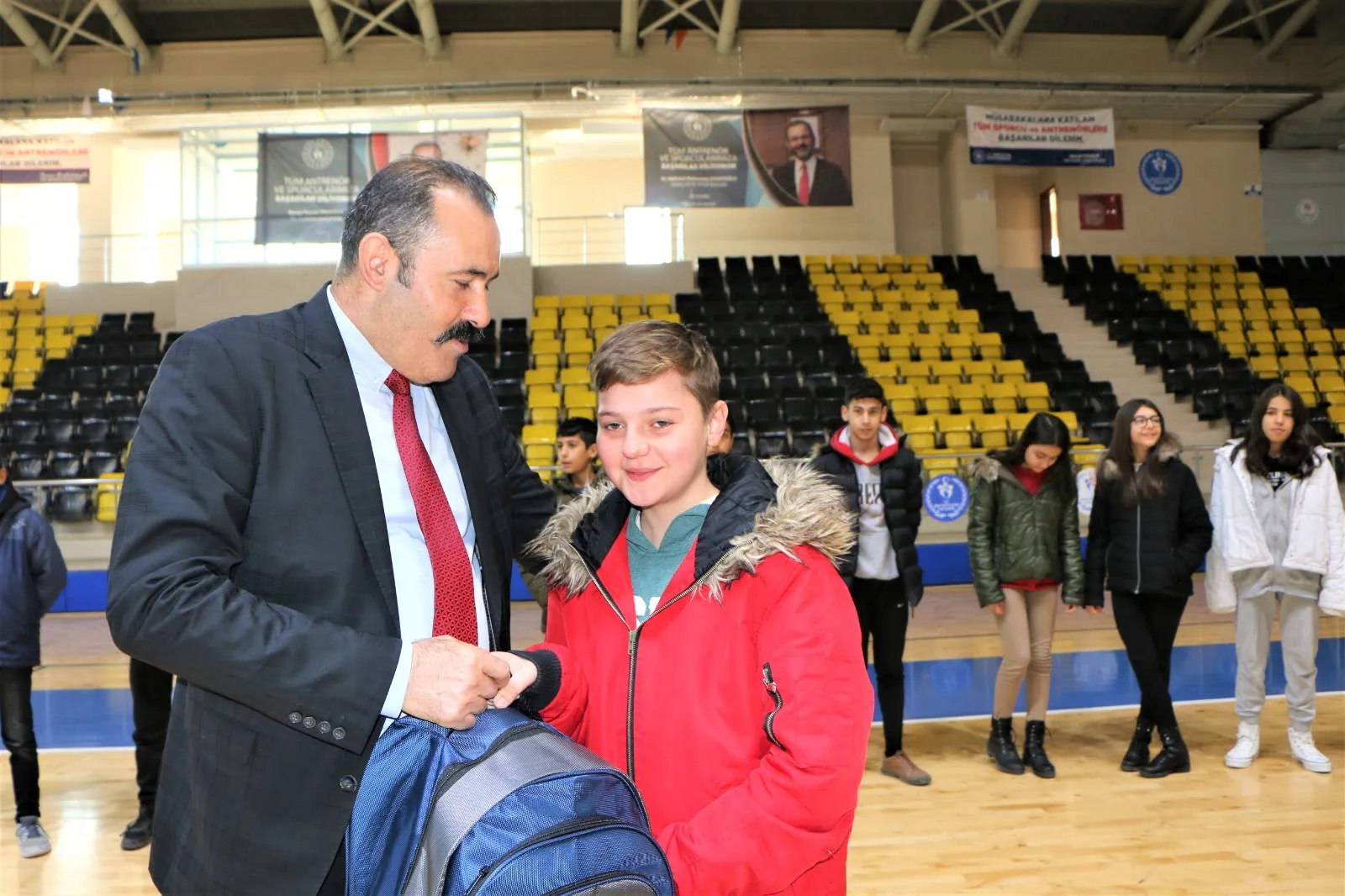 Branşlara Yönlendirilen Öğrencilere Spor Malzemesi Dağıtıldı