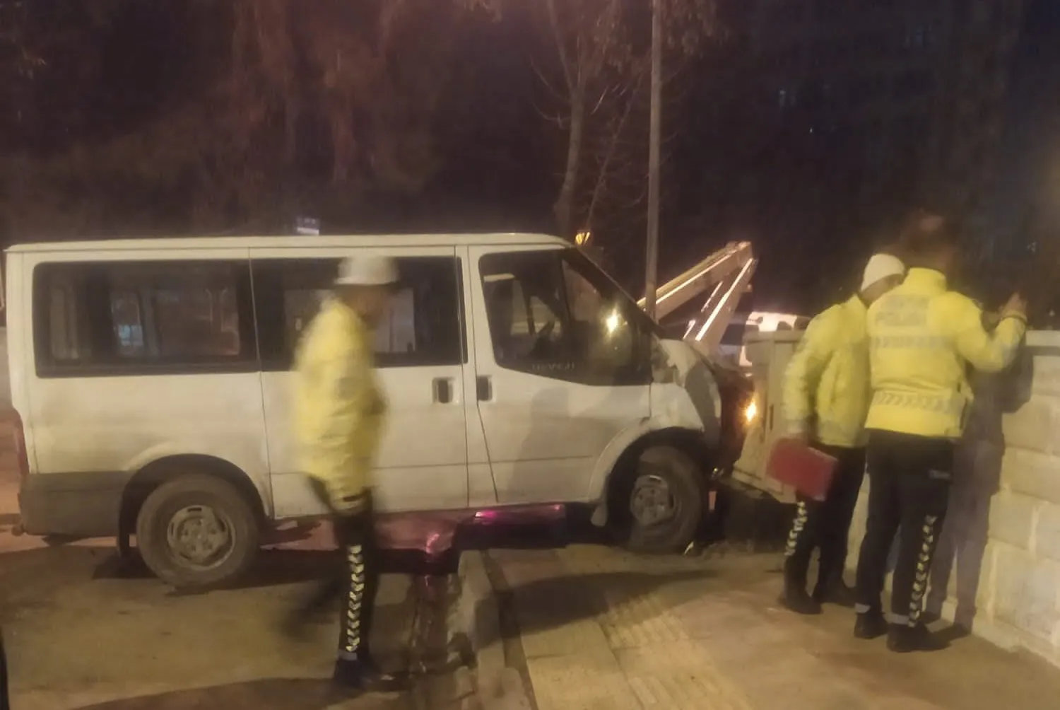 Siirt'te Kontrolden Çıkan Minibüs Trafoya Çarptı