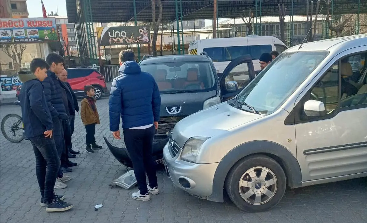 Bahçelievler Mahallesi’nde İki Araç Kafa Kafaya Çarpıştı