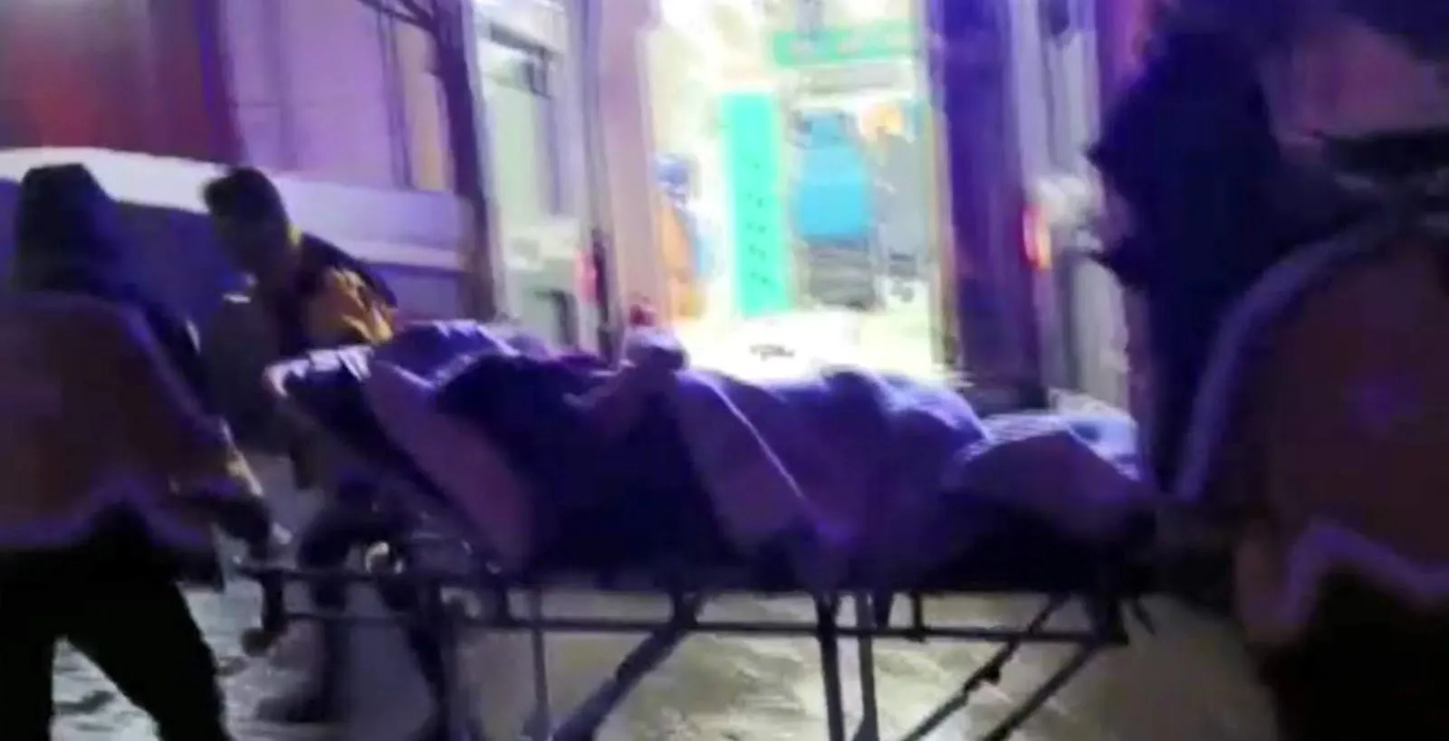 Kar Yolları Kapattı, Doğum Sancısı Çeken Kadın Kurtarıldı