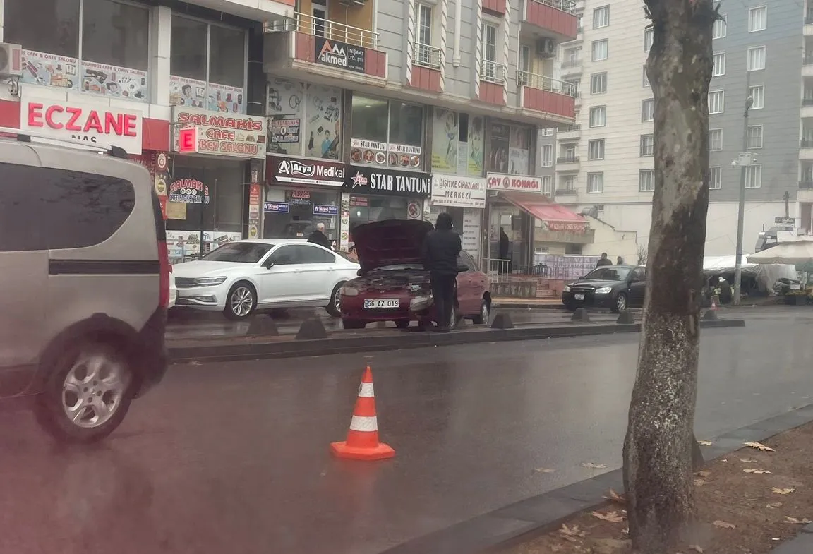 Araç Orta Refüje Çarptı, Kaza Sonrası Trafik Aksadı