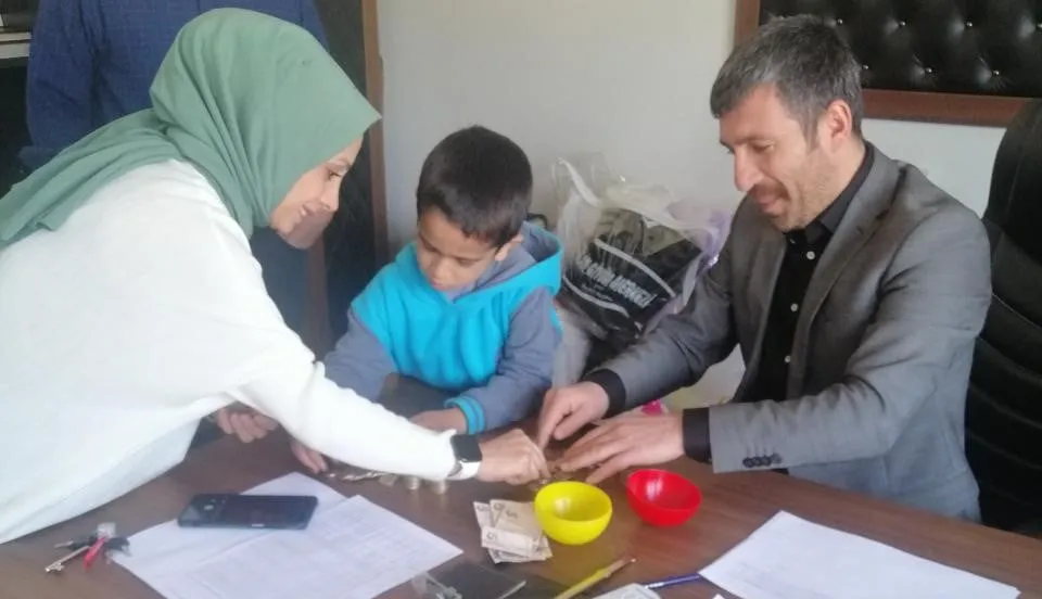 Siirt’te 1. Sınıf Öğrencisi Kumbarasını Depremzedelere Bağışladı