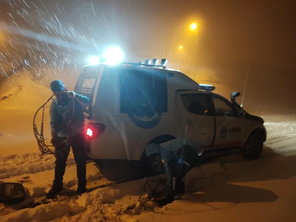 Yolu Kapanan Köyde Rahatsızlanan 2 Yaşındaki Çocuk Hastaneye Ulaştırıldı