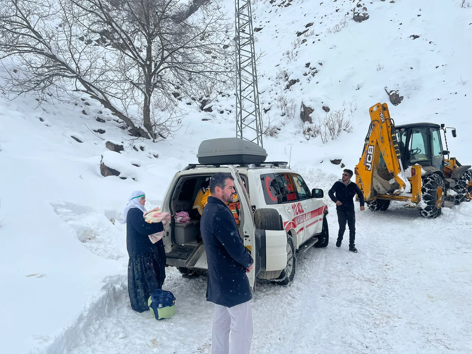 Şirvan ve Pervari'de Kar Nedeniyle Birçok Araç Mahsur Kaldı, Hastalar Hastaneye Ulaştırıldı