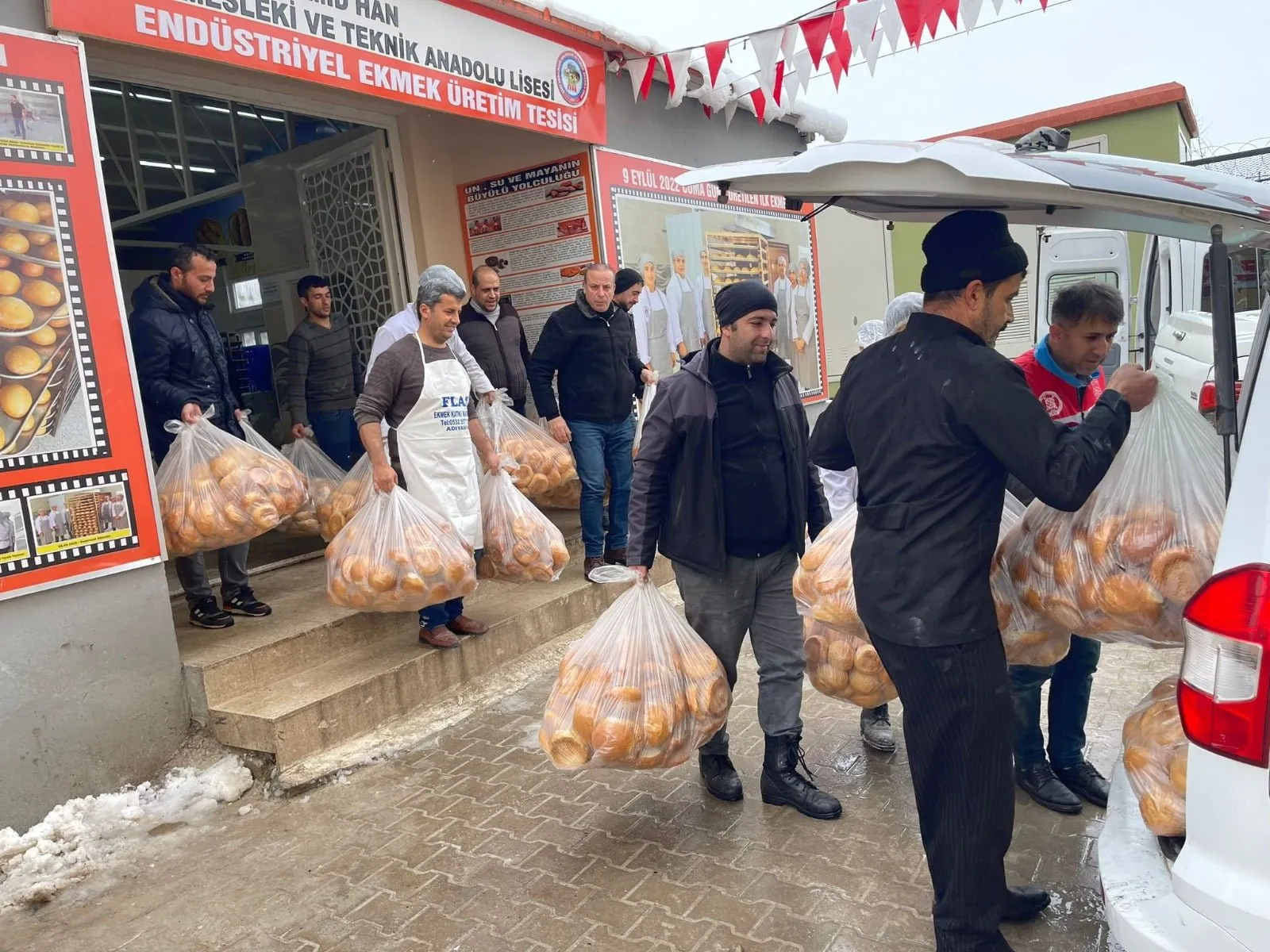 Siirt Meslek Lisesi’nden Deprem Bölgesine Ekmek Desteği