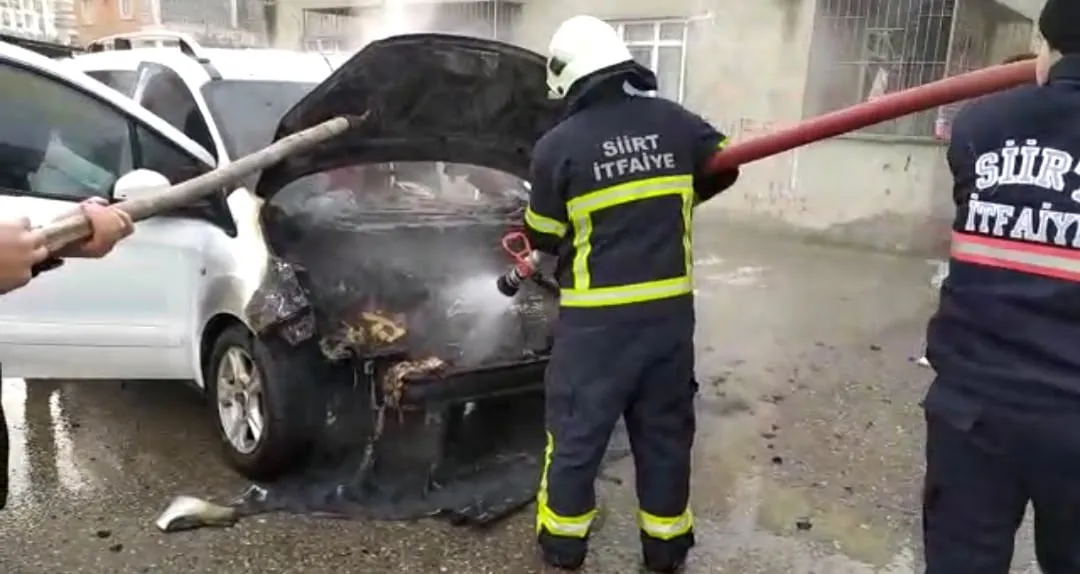 Siirt'te Alev Alan Aracı İtfaiye Ekipleri Söndürdü