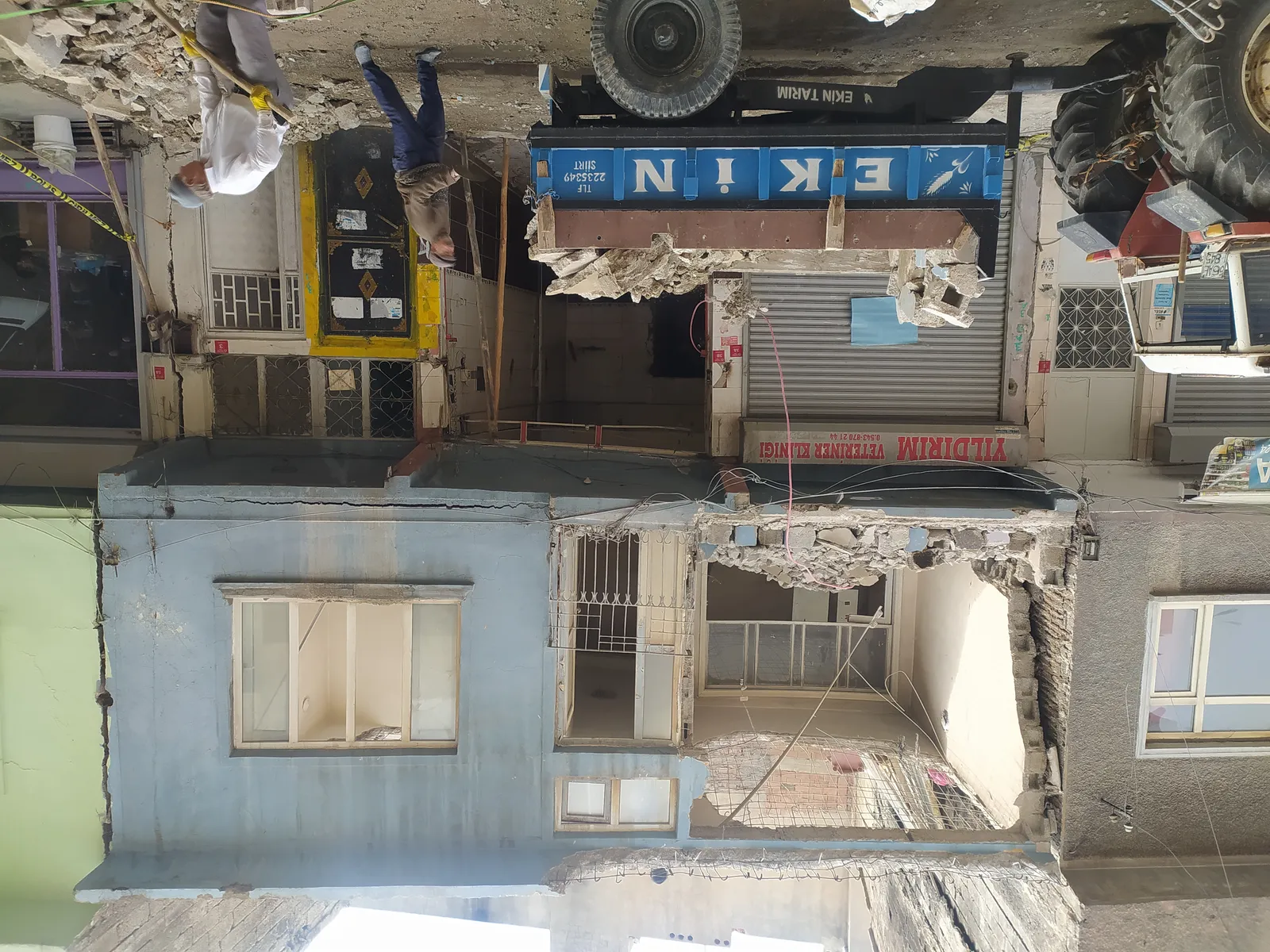 Siirt’te Hasarlı Binalar Yıkılıyor