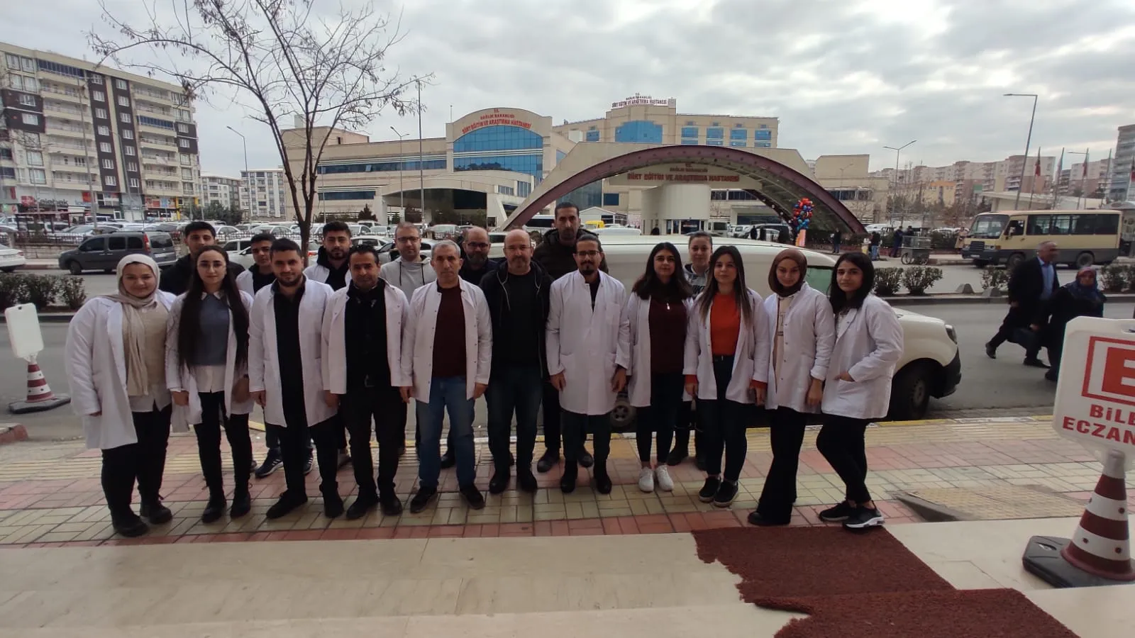 Siirt’te Deprem Bölgesinde Vefat Eden Eczacılar İçin Saygı Duruşu