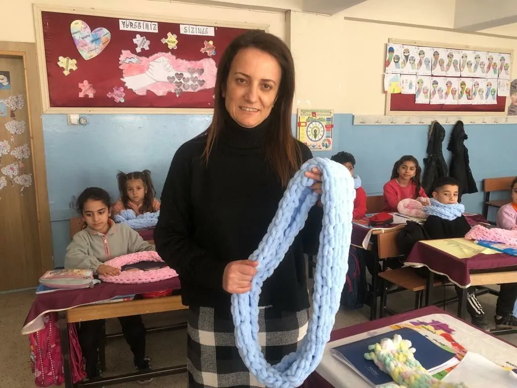 Depremzede Çocuklar Üşümesin Diye Atkı Örüyorlar
