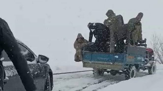 Siirt'te karda mahsur kalan araç patpat yardımıyla çıkartıldı