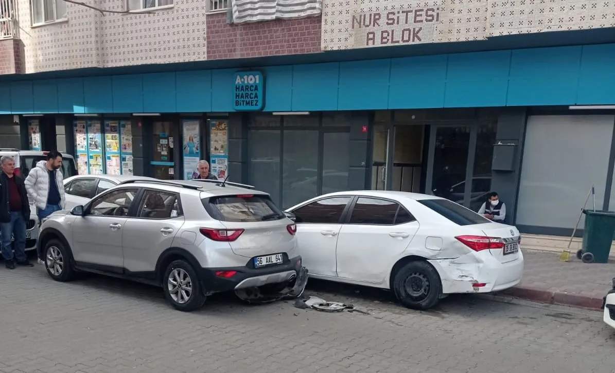 Siirt’te Kontrolden Çıkan Araç 3 Araca Çarptı