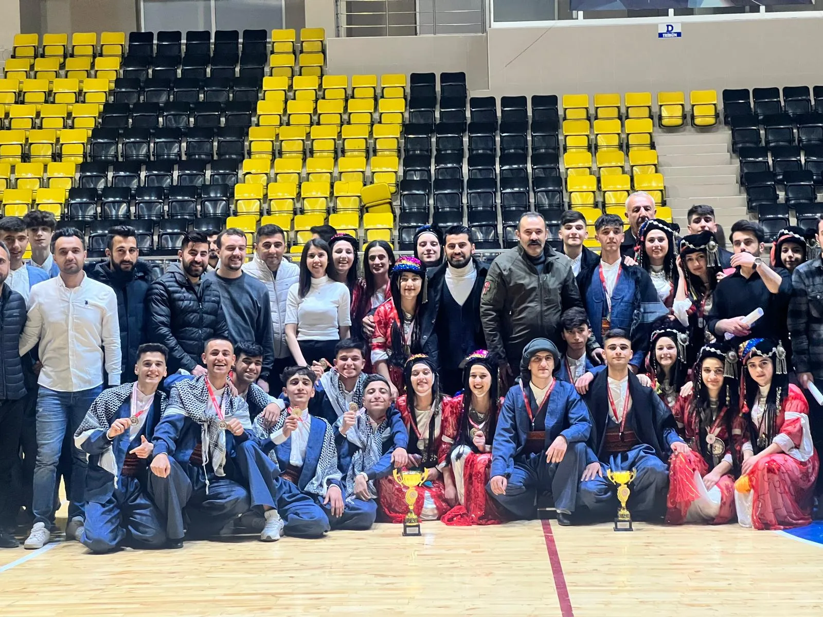 Siirt’te Okullar Arası Halk Oyunları Yarışması Düzenlendi