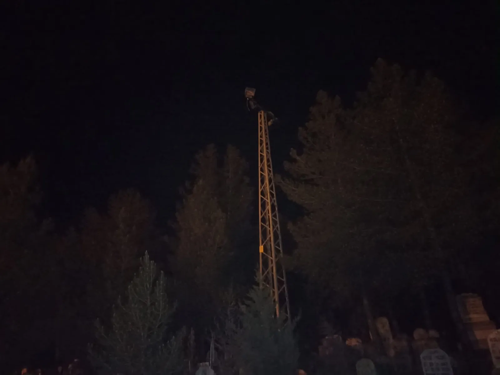 İlçe Halkı Cenazelerini Telefon Flaşlarıyla Defnediyor