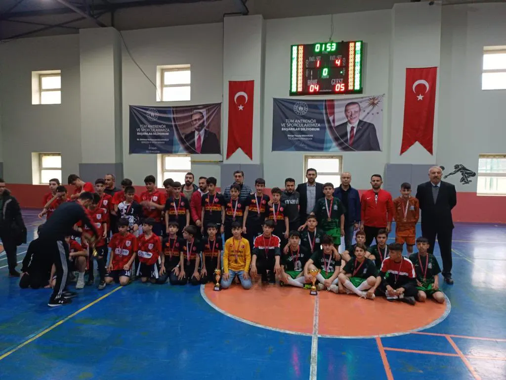 Siirt’te Dereceye Giren Futsal Oyuncularına Madalya