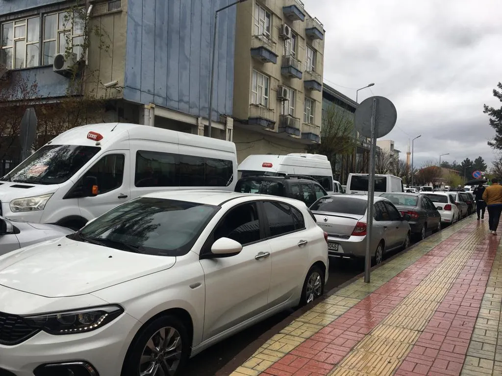 <strong>Çift Taraflı Parklanma Trafiği Aksatıyor</strong>