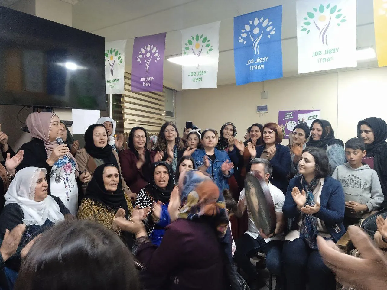 Kadın Seçim Bürosu’nda Dengbej Dinletisi