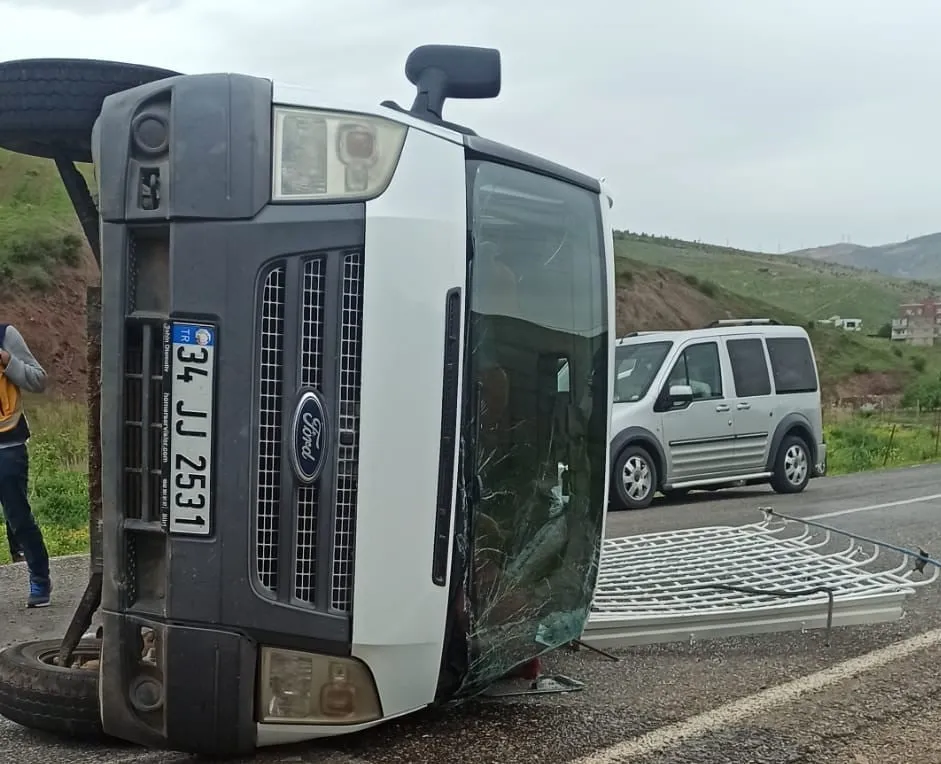 Şirvan’da Yolcu Minibüsü Devrildi
