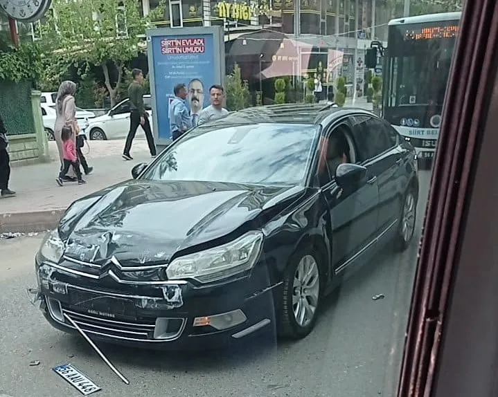 Siirt’te Yolcu Alan Otobüse Araç Çarptı
