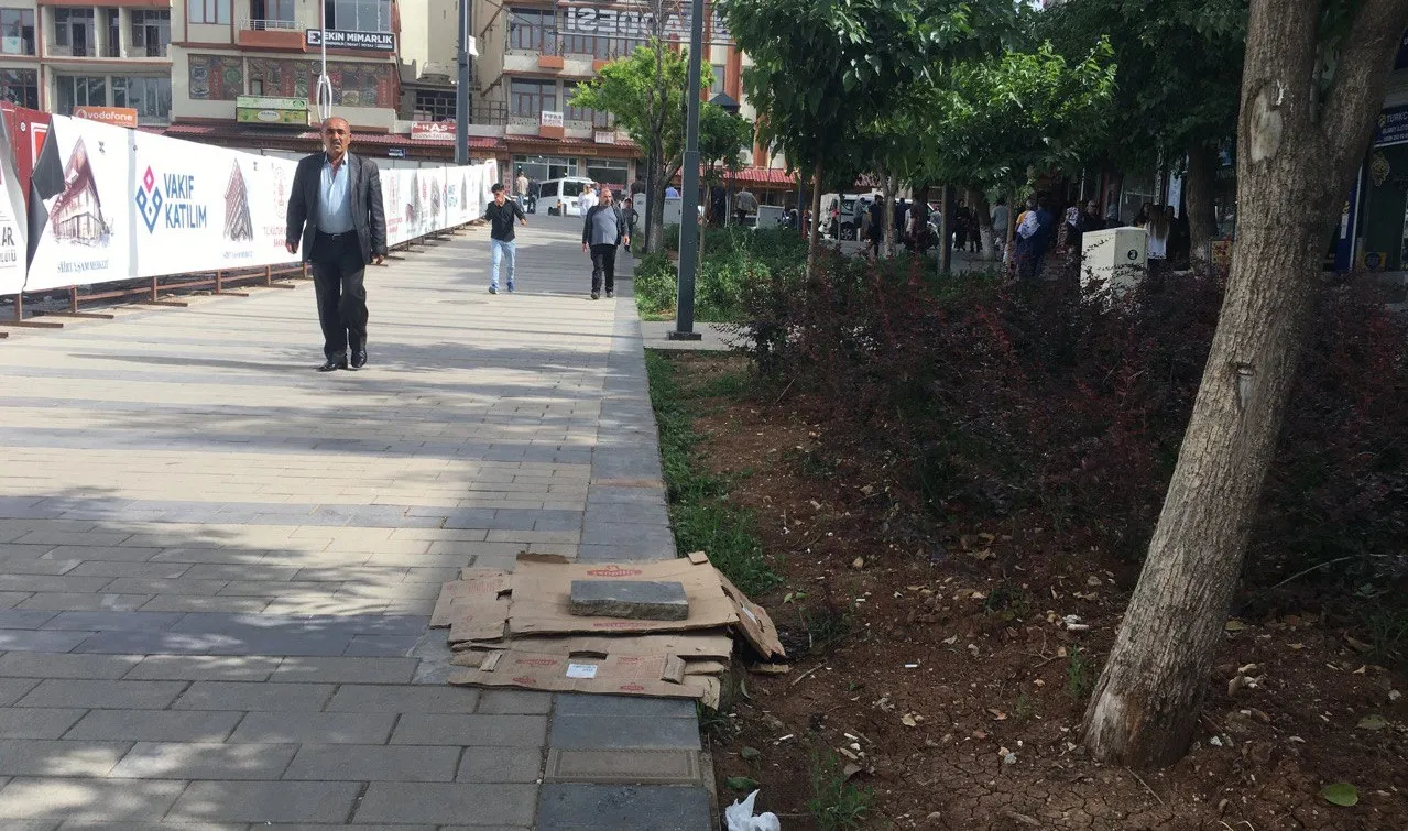 17 Milyonluk Cadde Kokuyor