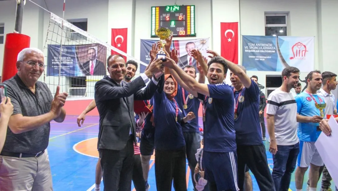 Öğretmenler Voleybolda Yarıştı