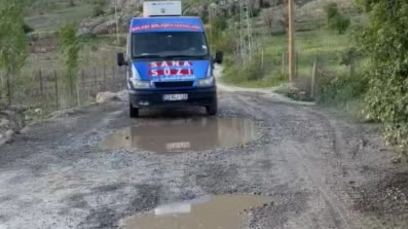 Siirt'te Muhalefet Adayından Köy Yolu Göndermesi