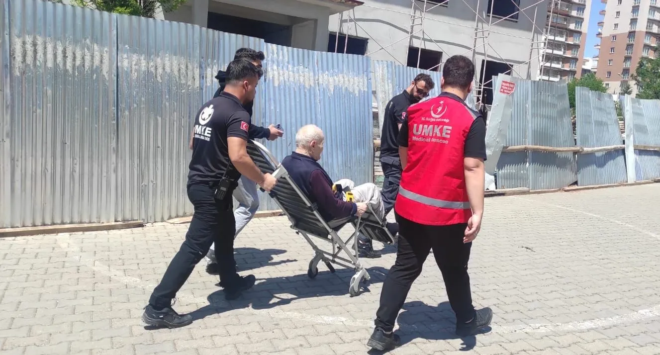 Siirt'te Yaşlı ve Hasta Seçmenler İçin Sağlık Ekipleri Devreye Girdi