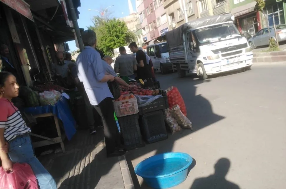 Kaldırım Yetmedi Caddeyi de İşgal Ettiler