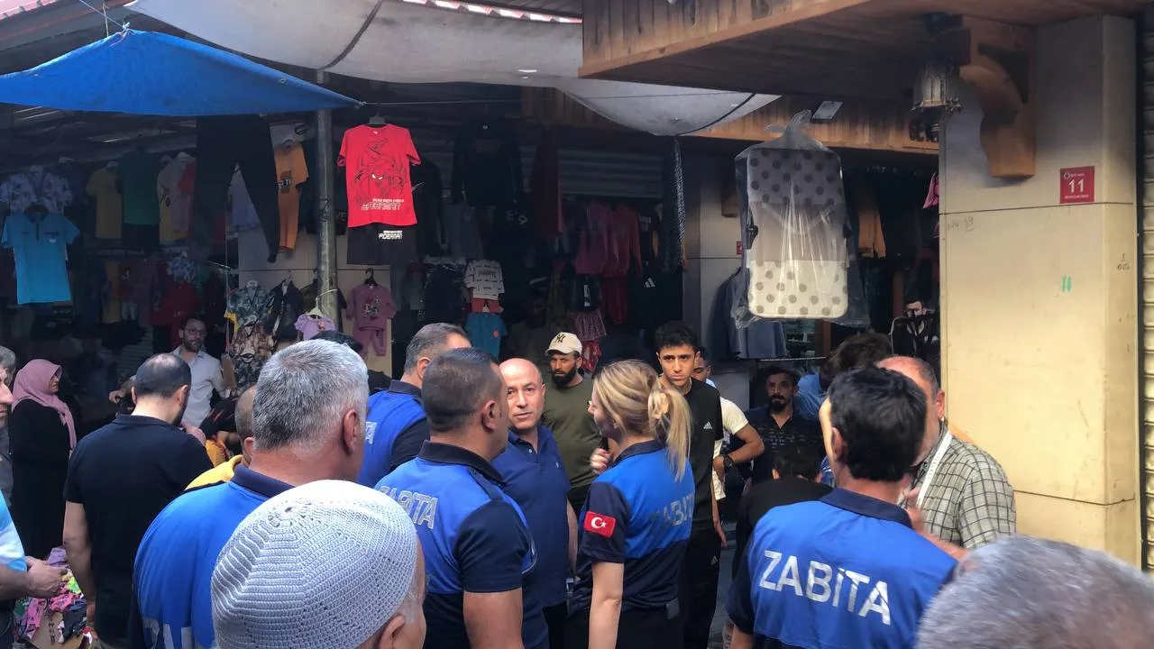 Bayram Arifesi Seyyar Satıcı ile Zabıta Ekipleri Arasında Gerginlik