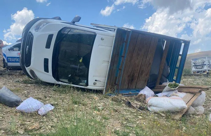 Peynir Yüklü Kamyonet Devrildi: 1 Yaralı