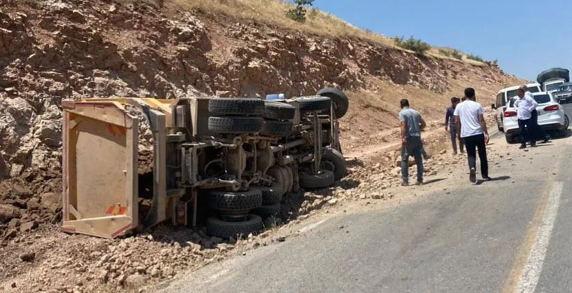 Kurtalan Yolunda Kamyon Devrildi: 1 Yaralı