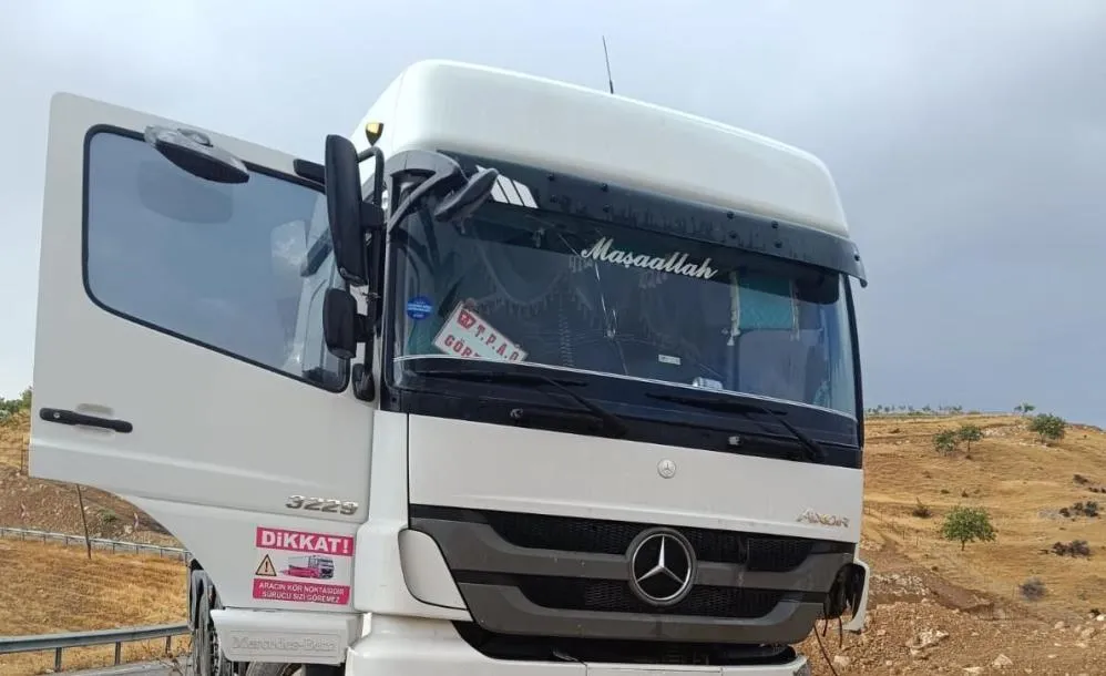 Siirt'te Virajı Alamayan Tır Şarampolde Mahsur Kaldı
