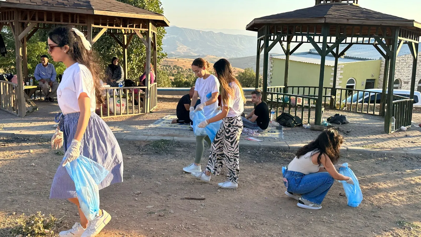 Gönüllü Gençler Çevreyi Temizledi