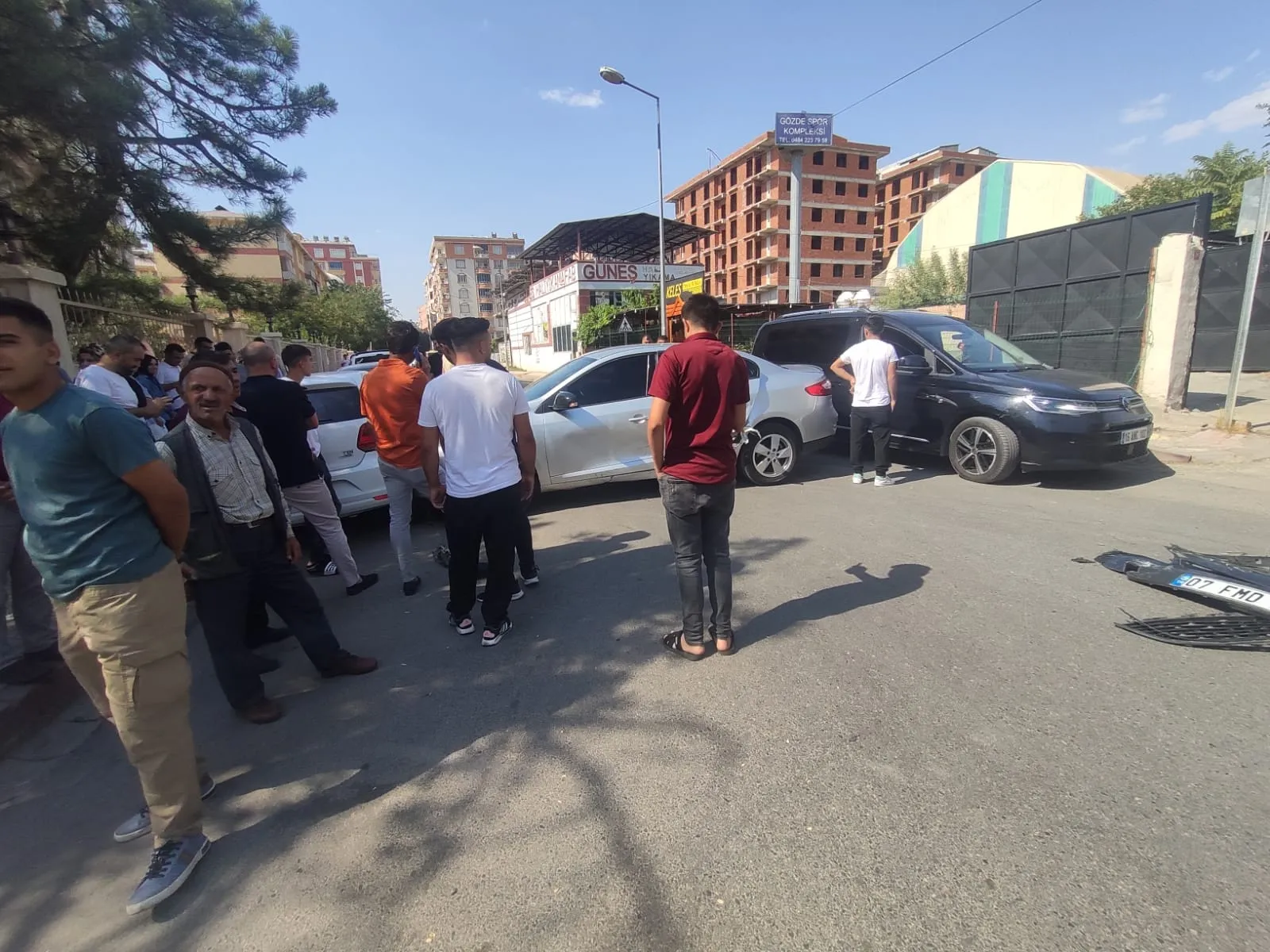 Üç Yönden Gelen Araçlar Çarpıştı