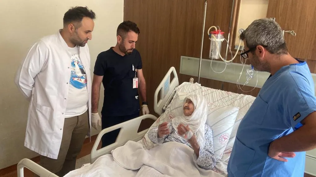 Siirt'te 110 Yaşındaki Hasta Geçirdiği Operasyonla Sağlığına Kavuştu