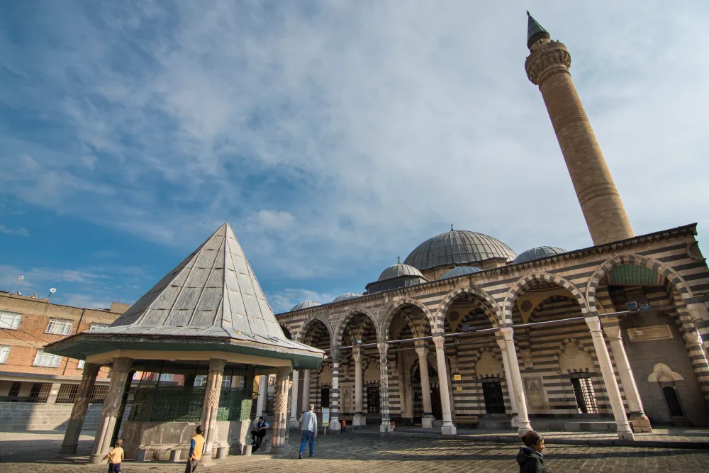 Tarihi Camide Define Kazısı