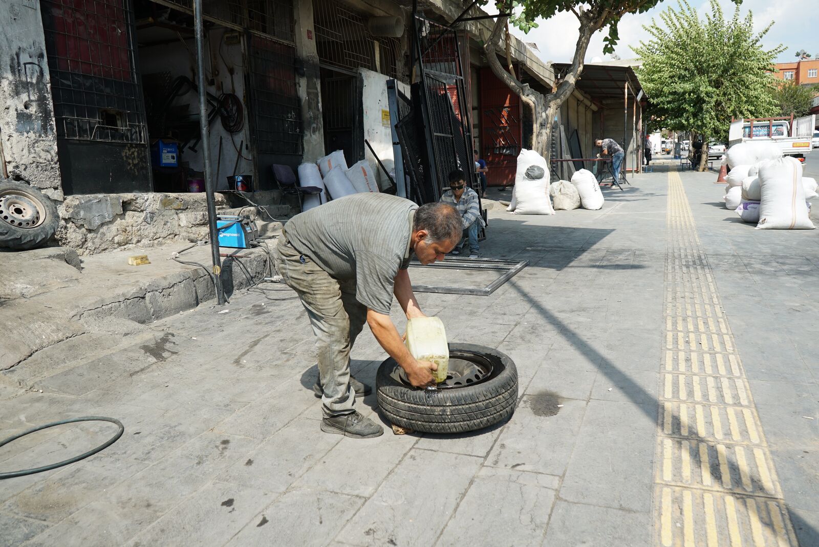 Siirt'te İlginç Lastik Şişirme Yöntemi