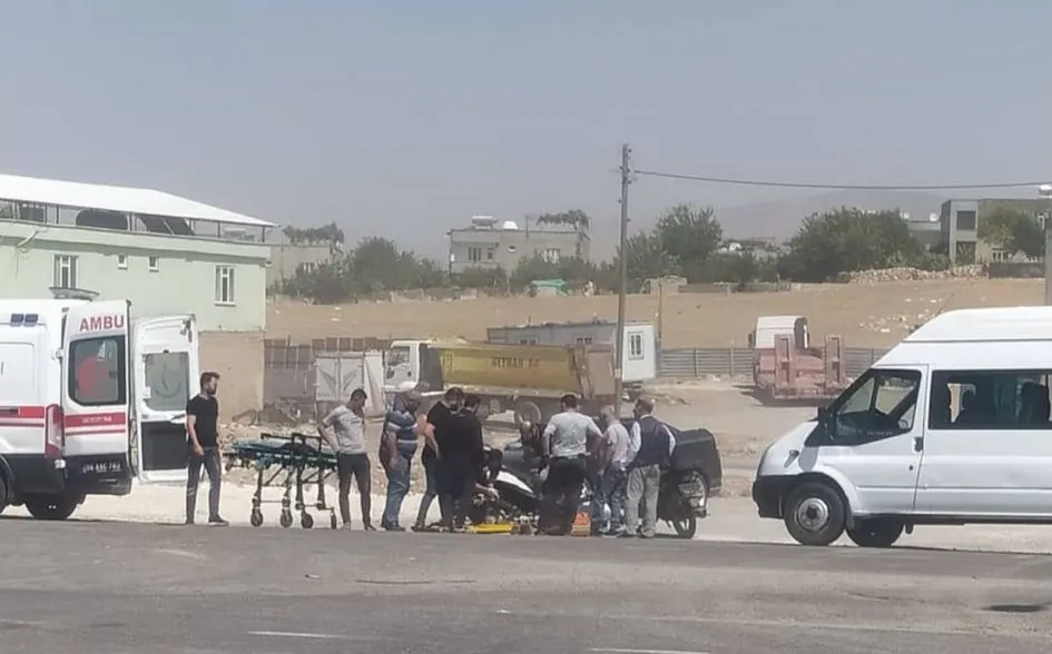 Otomobil Motora Çarptı: 1 Yaralı