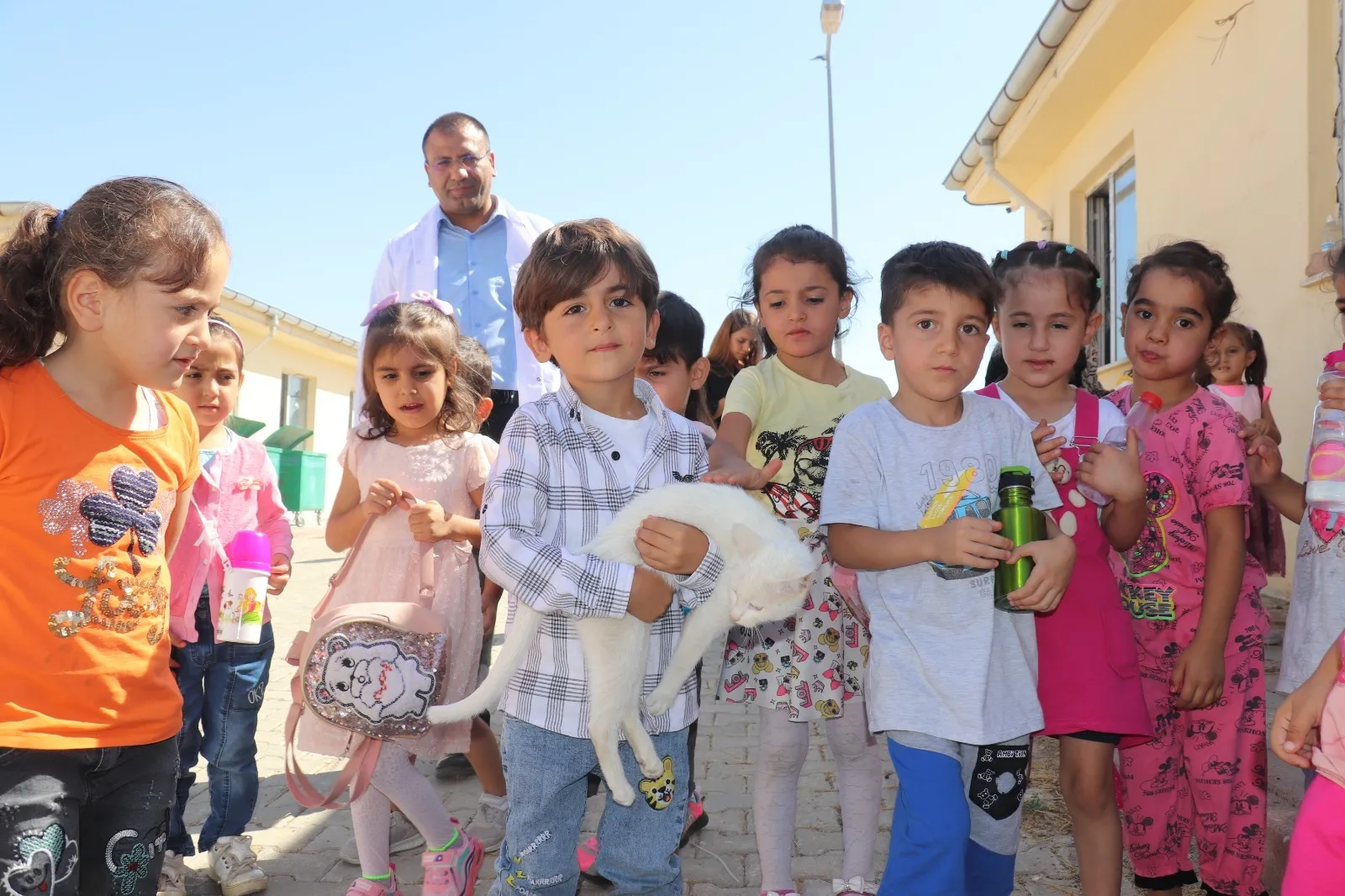 Siirt’te Çocuklar Sokak Hayvanlarıyla Buluştu