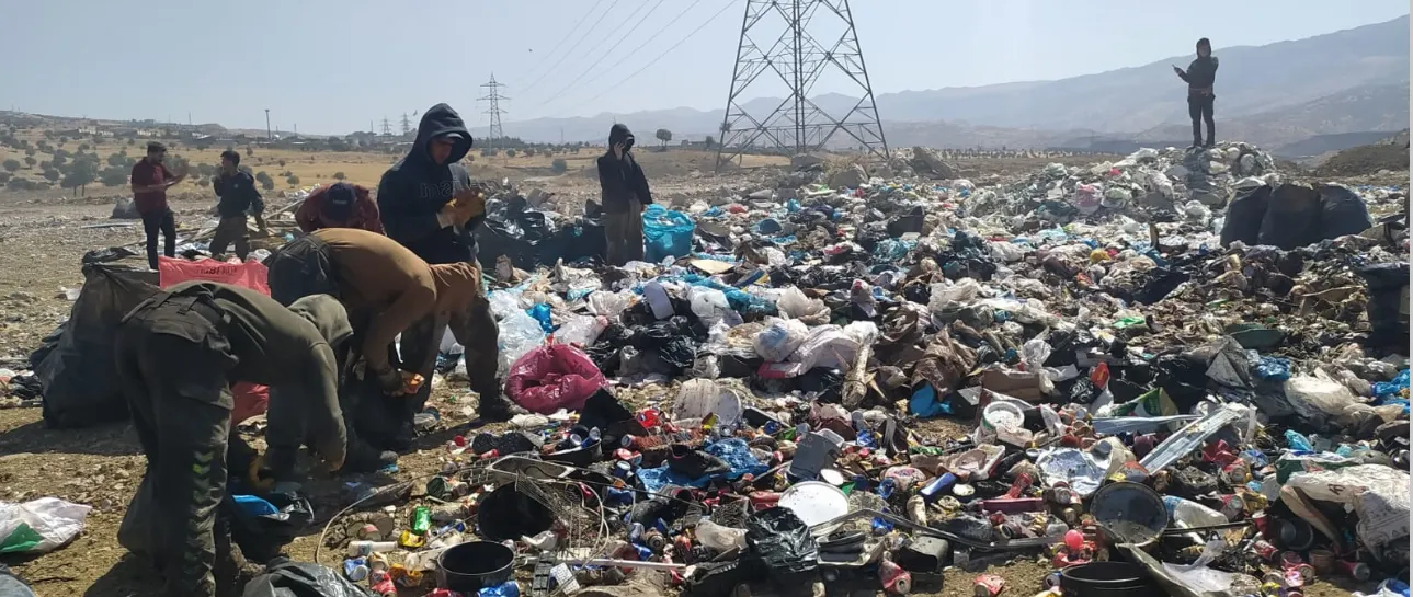 Şırnaklı Gençler Ekmeklerini Çöpten Çıkarıyor