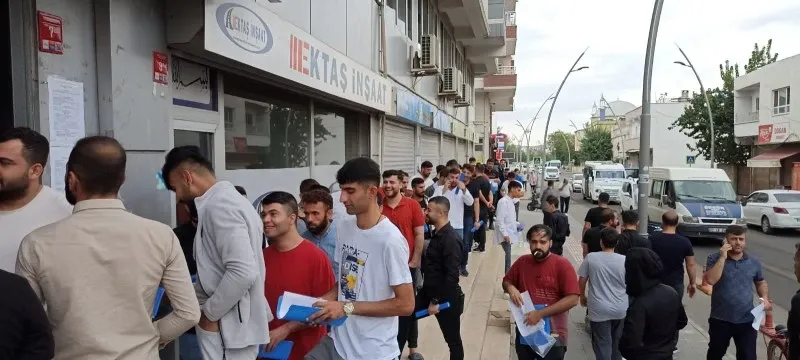 Piyango Değil İş Umudu Kuyruğu