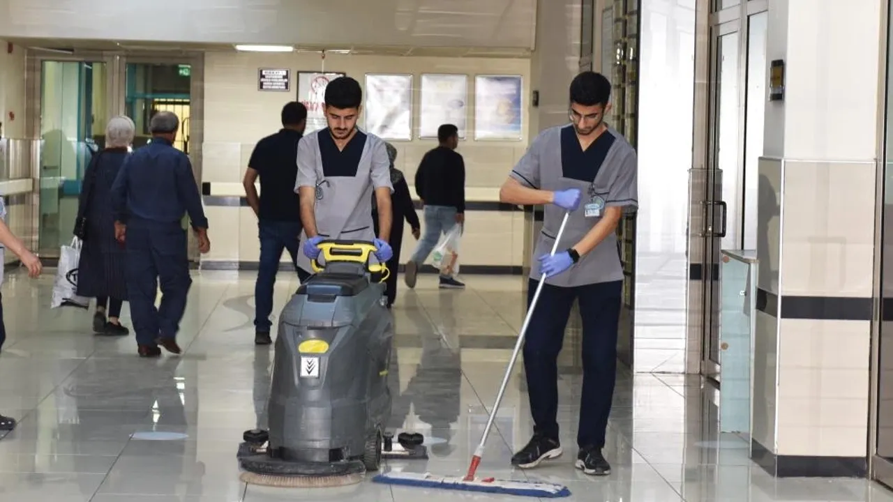 Tıp Öğrencileri, Hem Okuyor Hem Çalışıyor