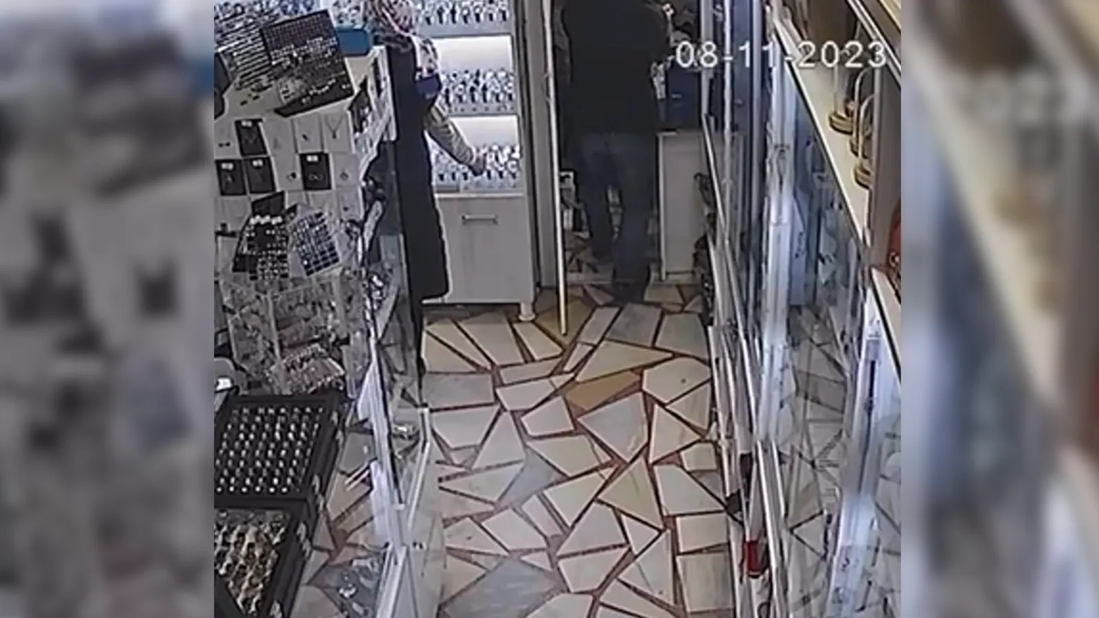 Önce Saati Çaldı Sonra Tamir Ettirmeye Getirdi