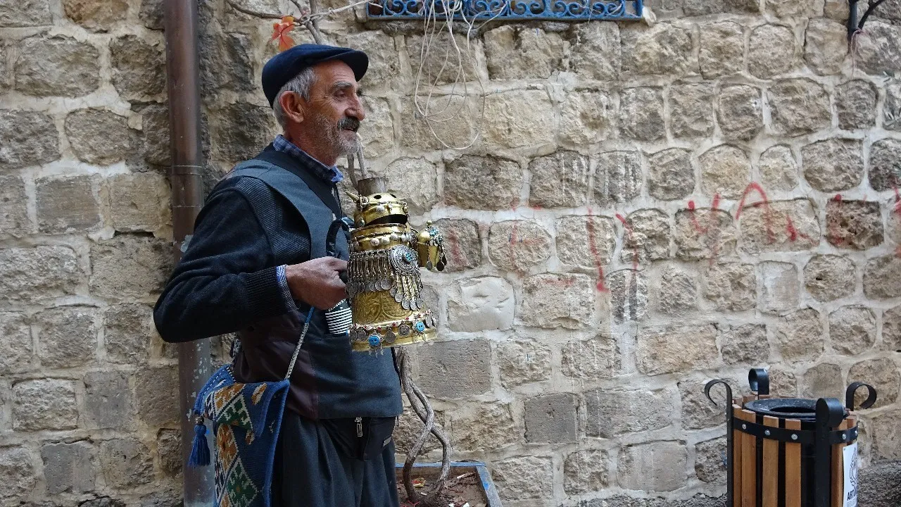 Mardin Sokaklarında 38 Yıldır ’Mırra Kahvesi’ Satıyor