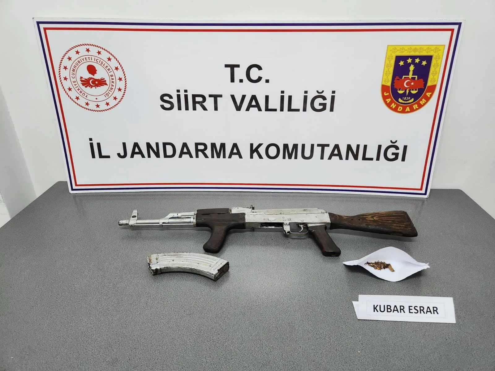 Siirt'te Bir İş Yerinde Silah Ve Uyuşturucu Ele Geçirildi: 2 Gözaltı