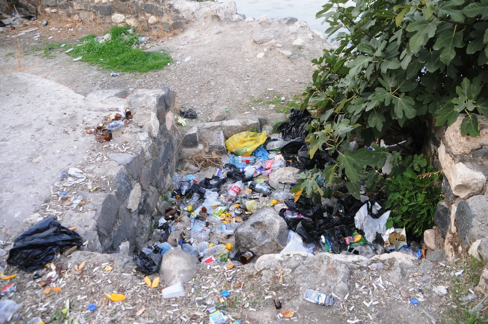 Tarihi Cizre Kalesi Çöplerden Geçilmiyor