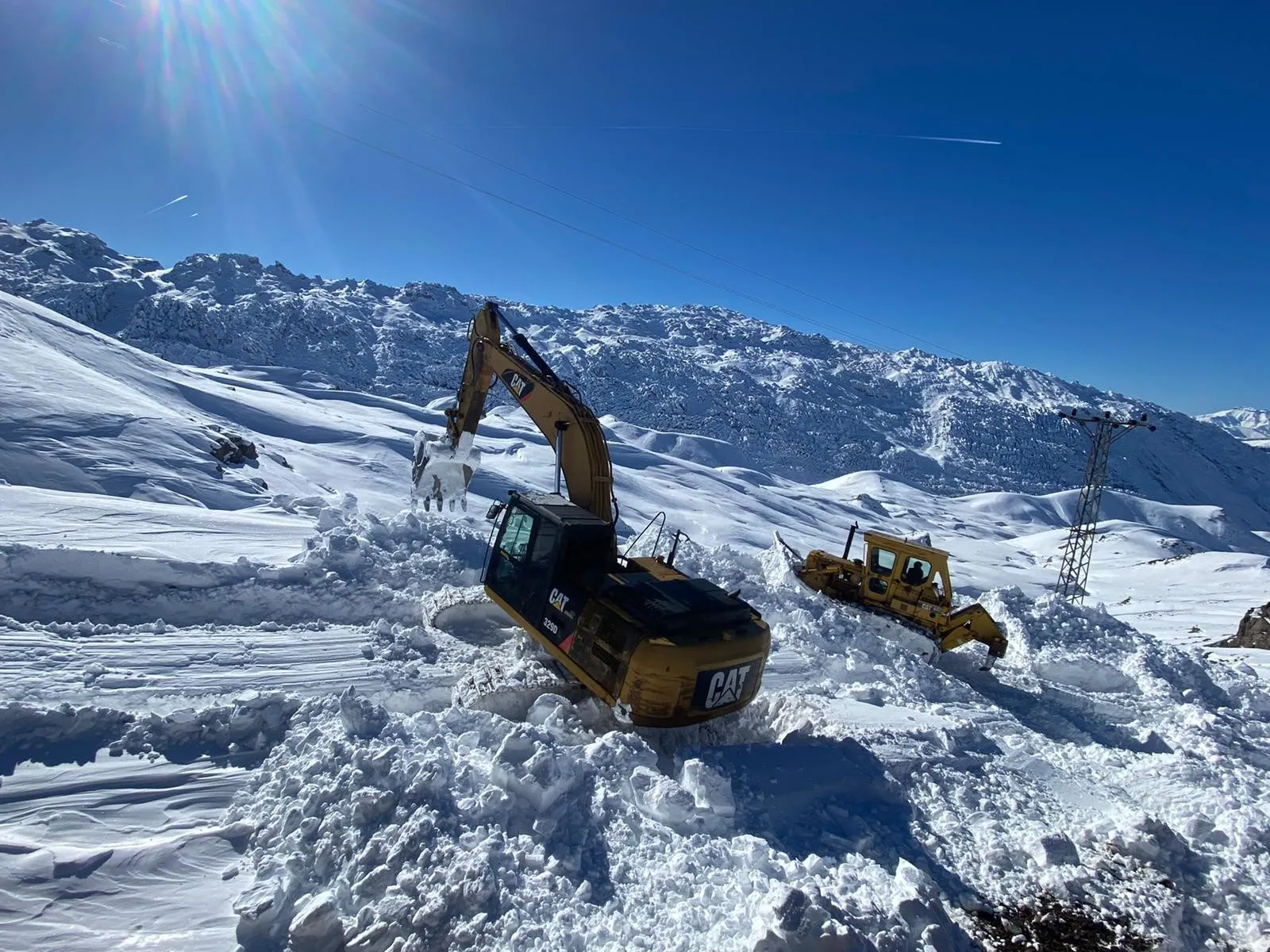 Kar Kalınlığı 2 Metreyi Aşınca Dozer ve Ekskavatör Devreye Girdi
