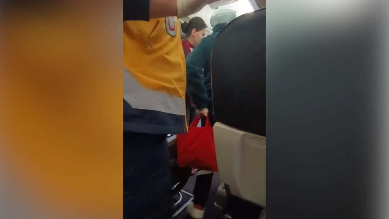 Uçak Seferi İptal Oldu, Fenalaşan Yolcu Hastaneye Kaldırıldı