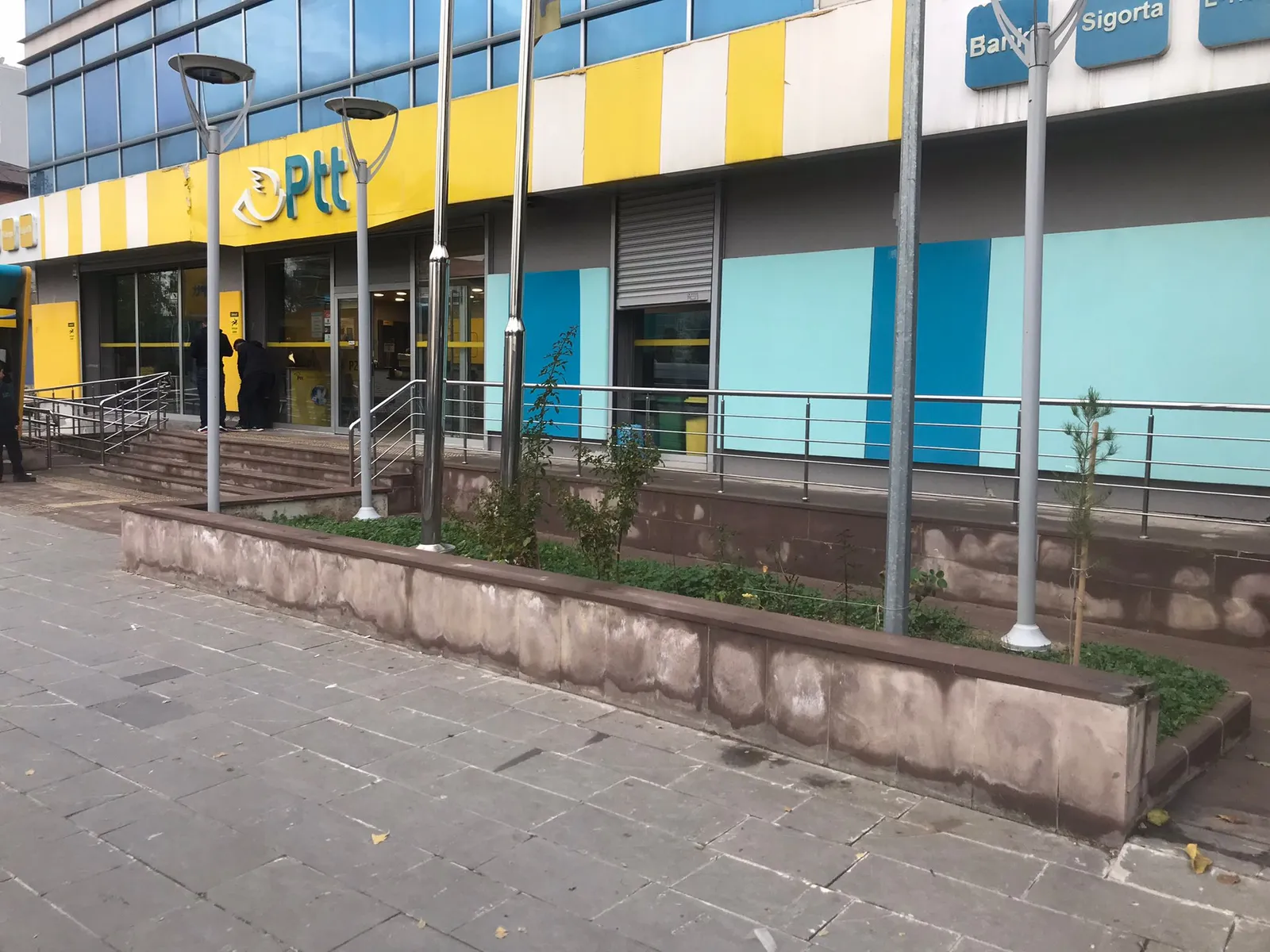 PTT Binası Çevresindeki Parmaklıklar Kaldırılıyor