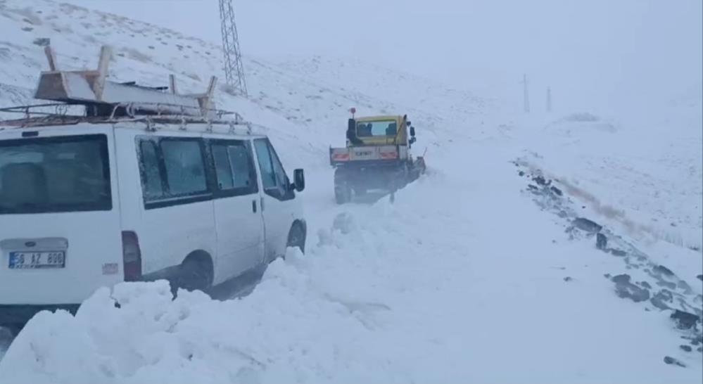 Siirt'te Kardan Dolayı Kapanan Köy Yolu Ulaşıma Açıldı